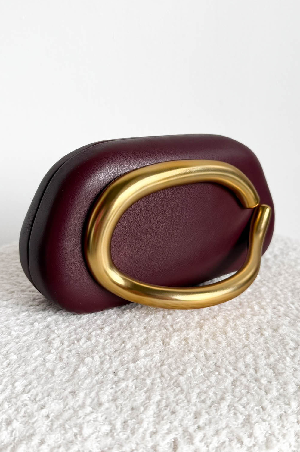 TOREBKA CLUTCH Z RZEŹBIARSKIM UCHWYTEM MAT czerwone wino - obrazek 2